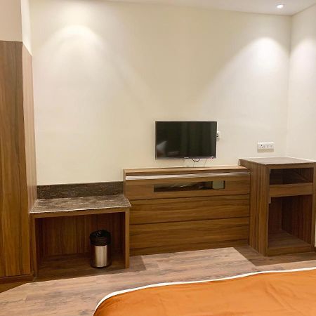 Hotel Amber Rudrapur Екстериор снимка