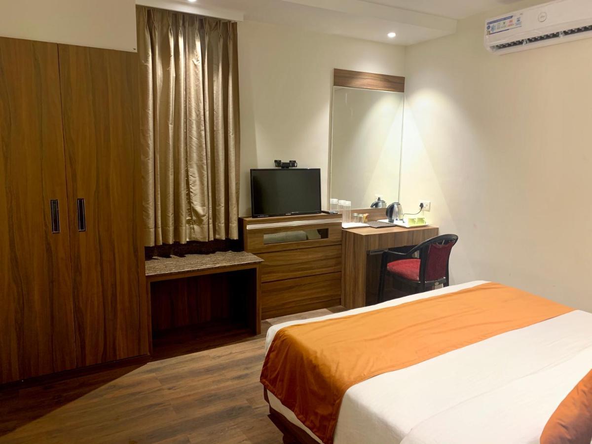 Hotel Amber Rudrapur Екстериор снимка