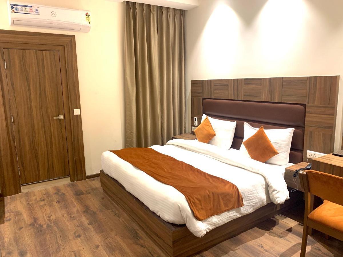 Hotel Amber Rudrapur Екстериор снимка